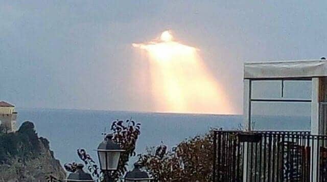 Imagem do Pôr do Sol na Forma de Jesus Cristo Ressuscitado