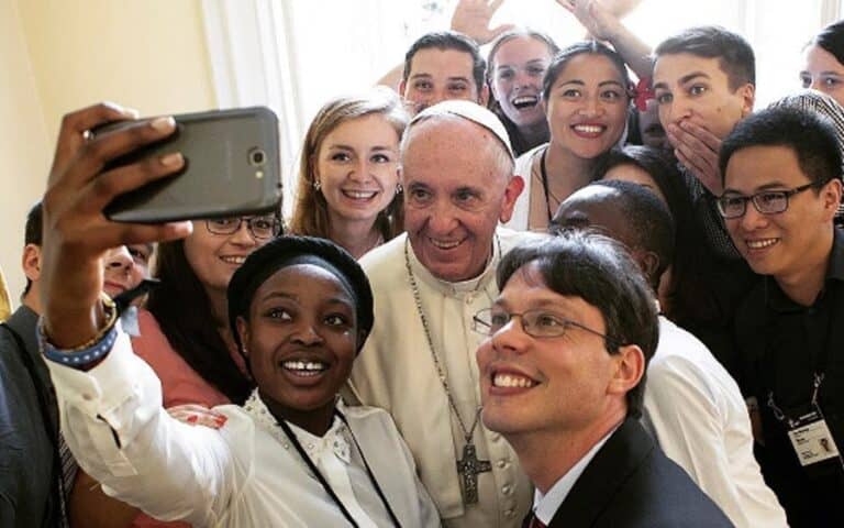 Papa Francisco tem excelente relação com os jovens católicos