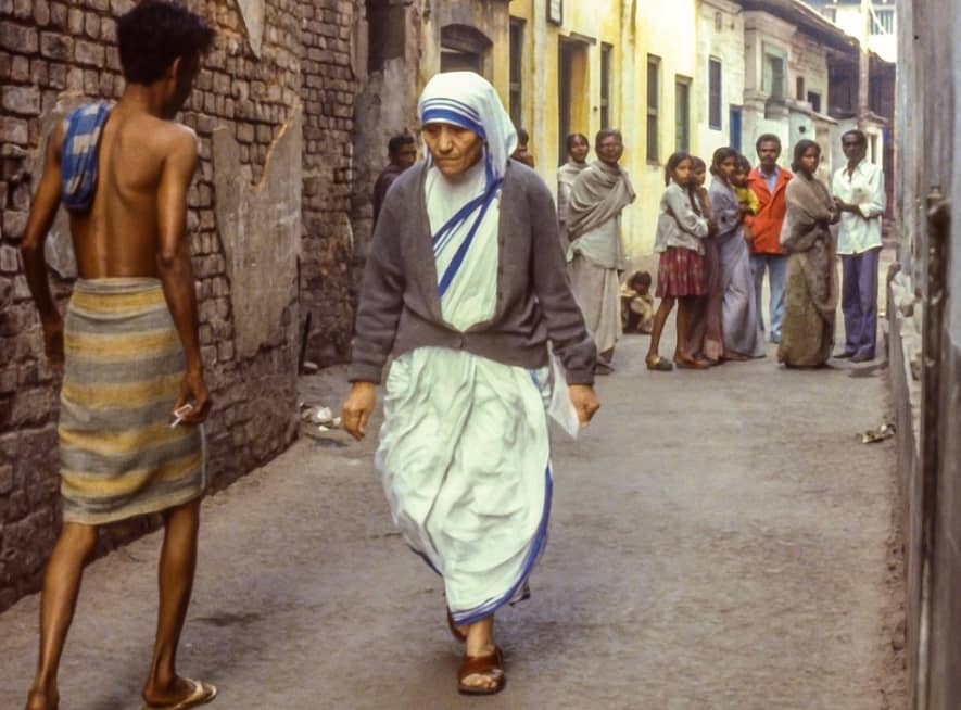Missionária Católica MadreTeresa de Calcutá entre os mais necessitados