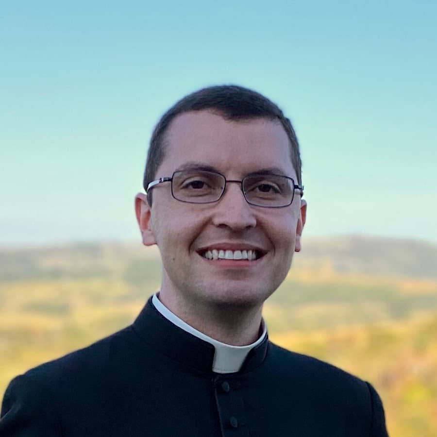 Conheça o Padre Alex Nogueira e seu programa Manhã de Luz