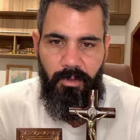 Ator Juliano Cazarré é católico