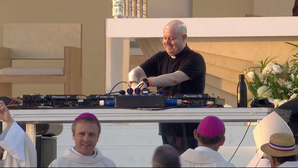 Padre DJ Guilherme Peixoto tocando em eventos para jovens católicos